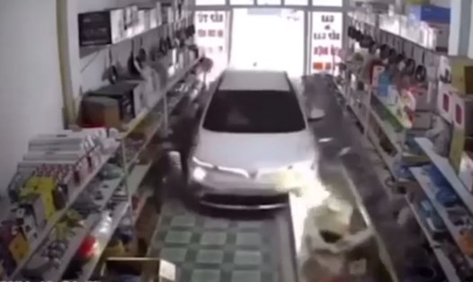 Hiện trường vụ ôtô mất lái đâm vào nhà dân khiến một bé gái tử vong. Ảnh: Nguyễn Kiên.