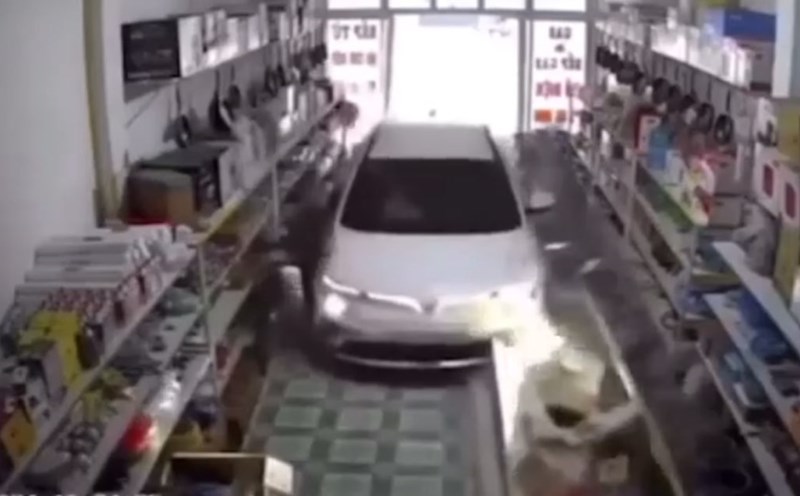 The scene of the car that lost control and crashed into a house, killing a little girl. Photo: Nguyen Kien.