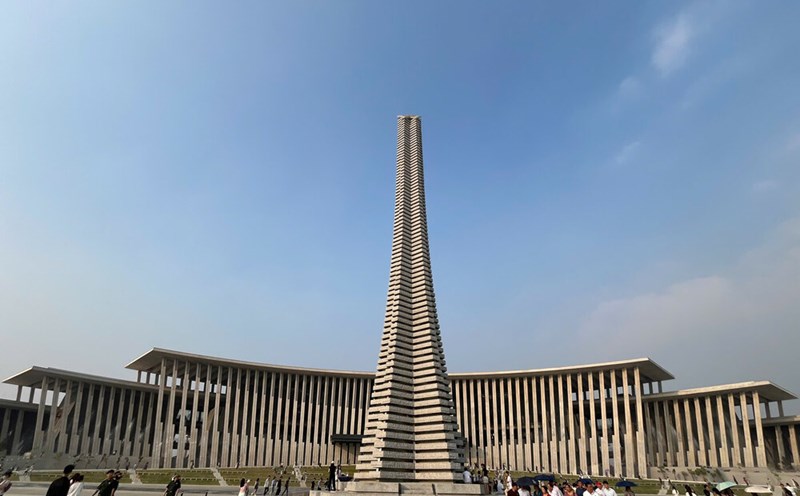 The Vietnam Military History Museum is a "red address" attracting people and tourists on the occasion of the 80th anniversary of the founding of the Vietnam People's Army. Photo: Thanh Hai