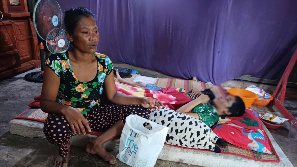 The grandparents loved their grandchild and daughter so they worked hard to earn money to cure their daughter's illness. Photo: Xuan Nhi