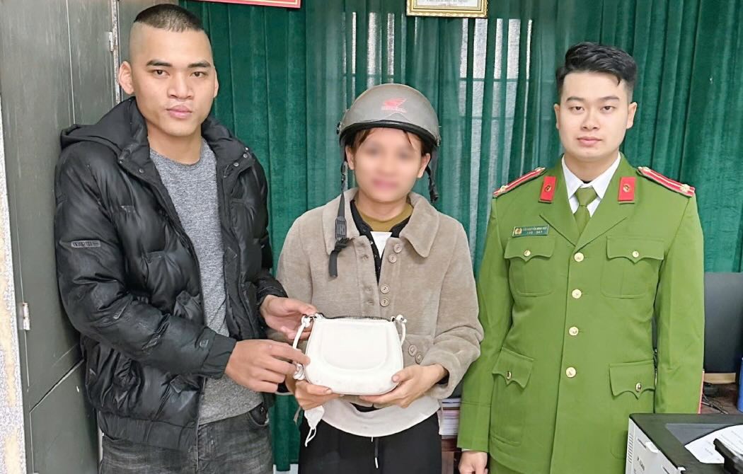 Hero found lost property and returned it to its owner. Photo: Quang Binh Police