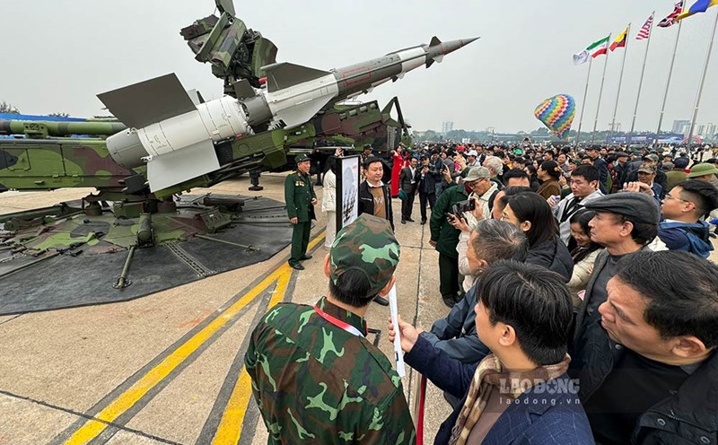People come to see the Vietnam International Defense Exhibition. Photo: Hai Nguyen