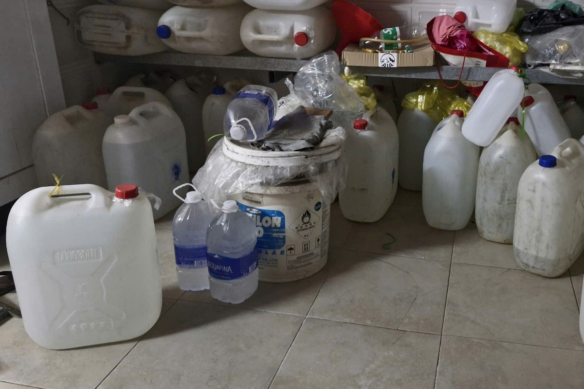 Checking and sealing the alcohol at a trading establishment related to the alcohol poisoning case. Photo: Khanh Nam