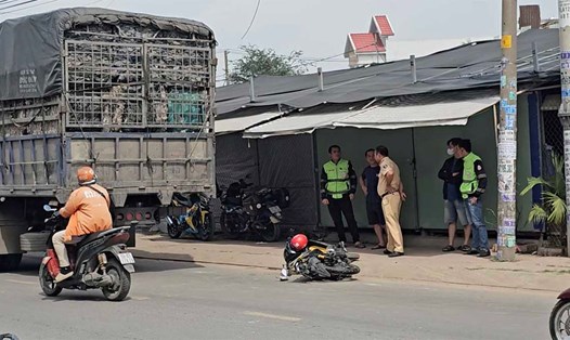 Tai nạn giữa xe tải và xe máy khiến 2 người bị thương nặng.