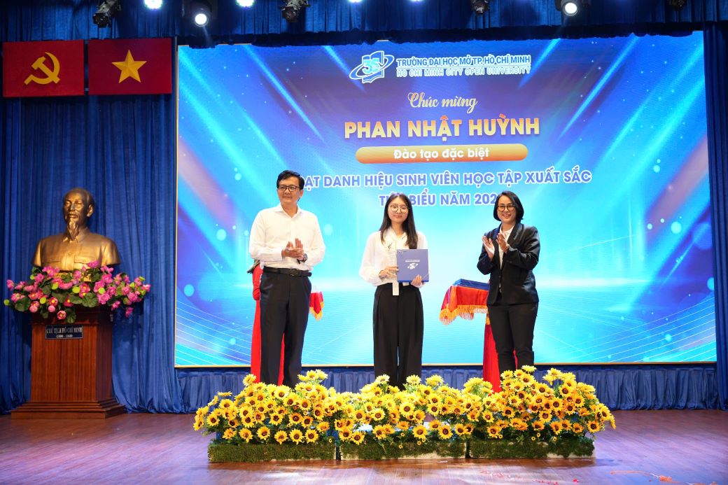 Students with high academic and training achievements in 2024 were honored at the program. Photo: Minh Chau