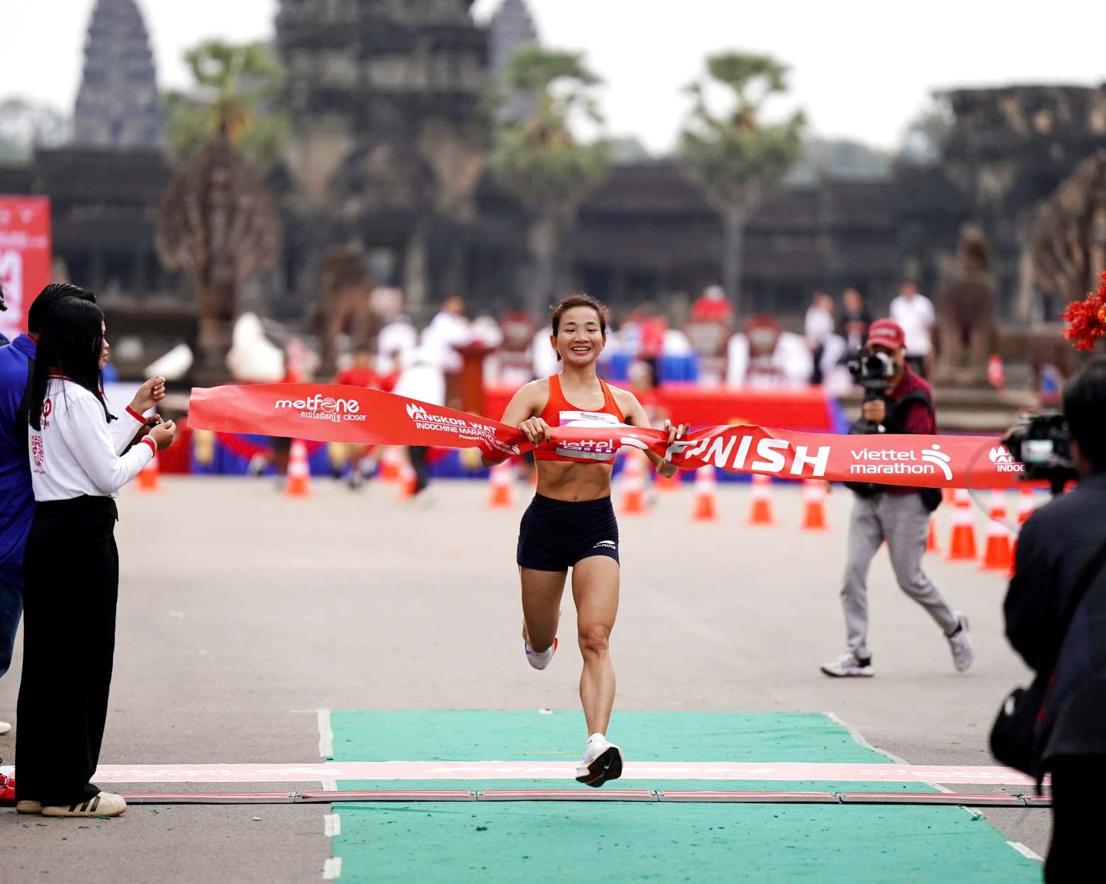 Van dong vien Nguyen Thi Oanh tham du Viettel Marathon 2024 chang Angkor Wat, Campuchia. Anh: Ban to chuc