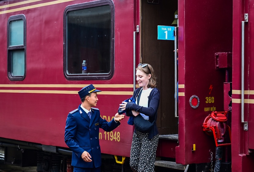 Tourists on the luxury train to Hue Station. Photo: Nguyen Minh Toan.