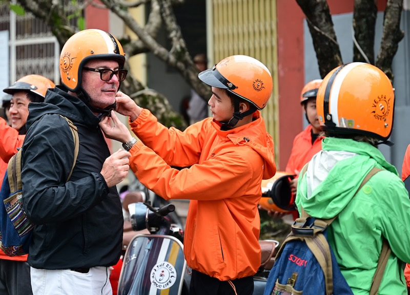 Sau khi xuong Ga Hue, cac du khach se co trai nghiem o Dai Noi Hue, lang Minh Mang, Ho Quyen, lang nghe hoa giay Thanh Tien, lang nghe duc dong… Doan tau se khoi hanh di Quang Binh vao 22h cung ngay. Anh: Nguyen Minh Toan.