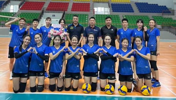 Opposite Doan Thi Xuan (bottom row, 4th from right) in the Long Son Thanh Hoa Cement women's volleyball team. Photo: FBNV