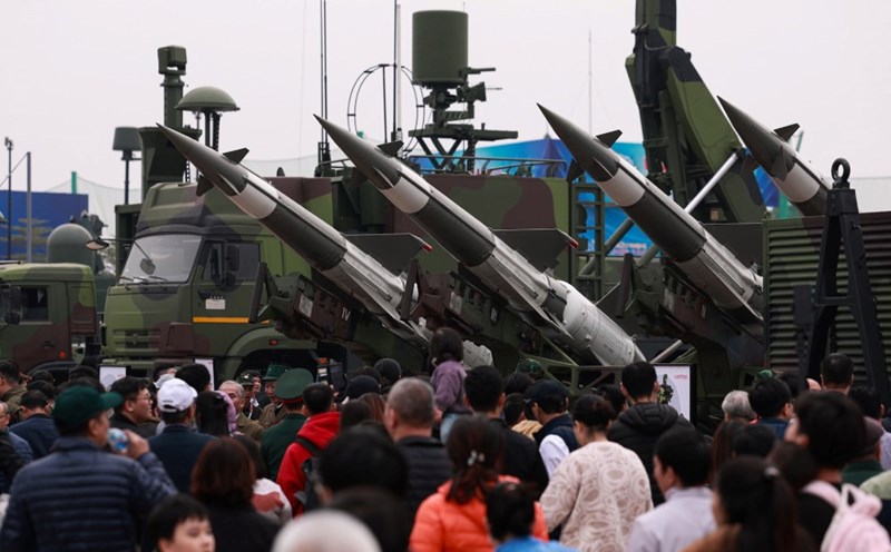 People visit the Vietnam International Defense Exhibition 2024. Photo: Hai Nguyen