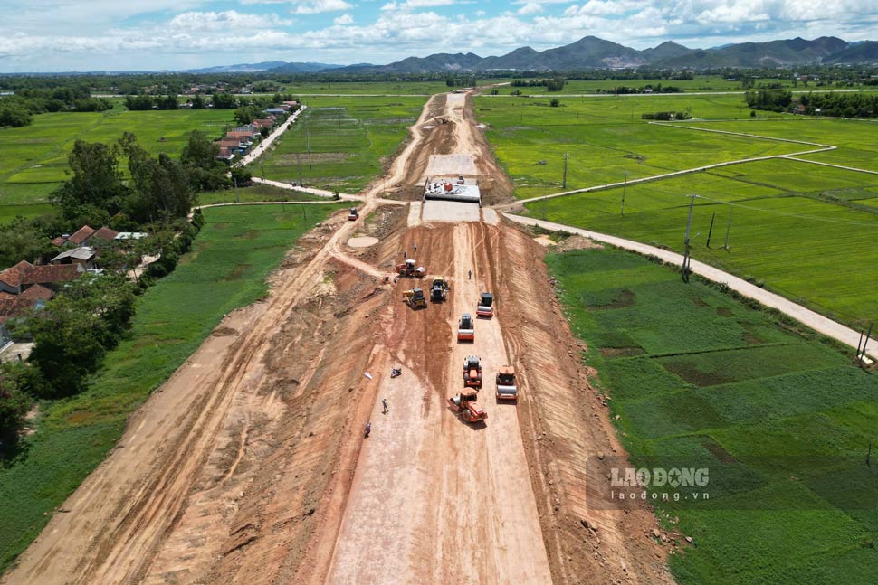 Expressway construction in Binh Dinh. Photo: Hoai Luan