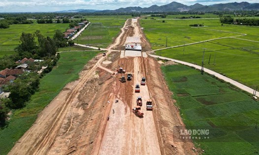Thi công cao tốc ở Bình Định. Ảnh: Hoài Luân