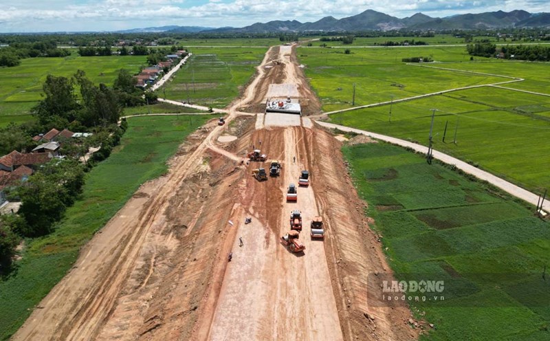 Expressway construction in Binh Dinh. Photo: Hoai Luan