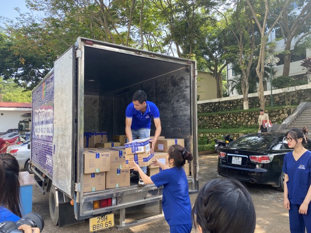 Pharmacy staff transport medicine to the provinces. Photo: Huong Giang