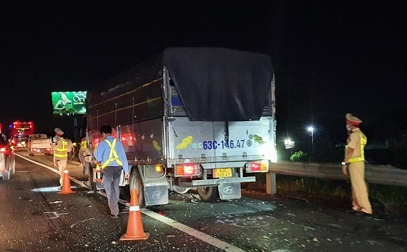 An accident on the Ho Chi Minh City - Trung Luong highway. Photo: An Long