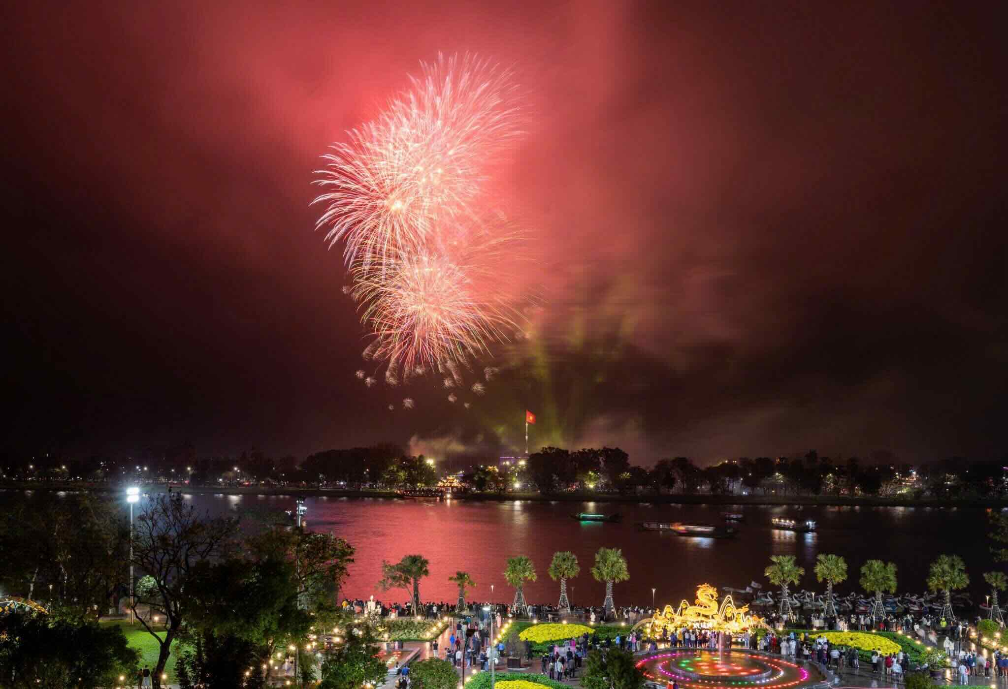 Fireworks to celebrate the New Year (2024) in Hue. Photo: Le Dinh Hoang.