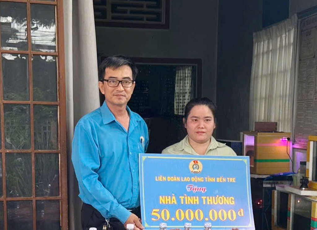 Ben Tre Provincial Labor Federation donated 50 million VND to union members and workers with difficult housing circumstances. Photo: Thanh Nhan