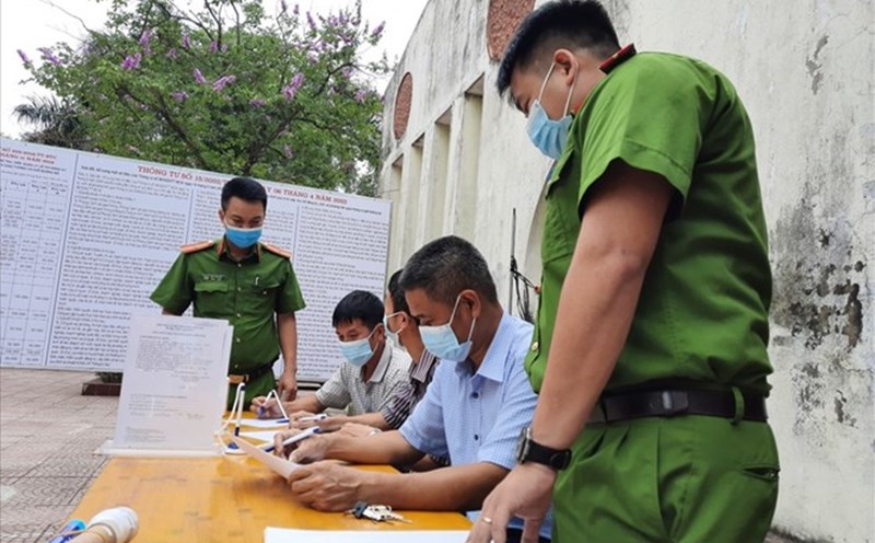 People register their vehicle license plates at the commune police station. Photo: Tran Vuong