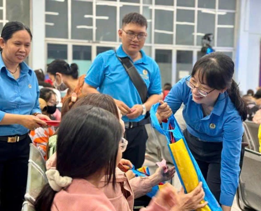 Ms. Tran Thi Dieu Thuy - Vice Chairwoman of the Ho Chi Minh City People's Committee, former Chairwoman of the Ho Chi Minh City Labor Federation - saw off workers returning to their hometowns to celebrate the Lunar New Year 2024 on the "Spring Train" organized by the Ho Chi Minh City Labor Union. Photo: Duc Long