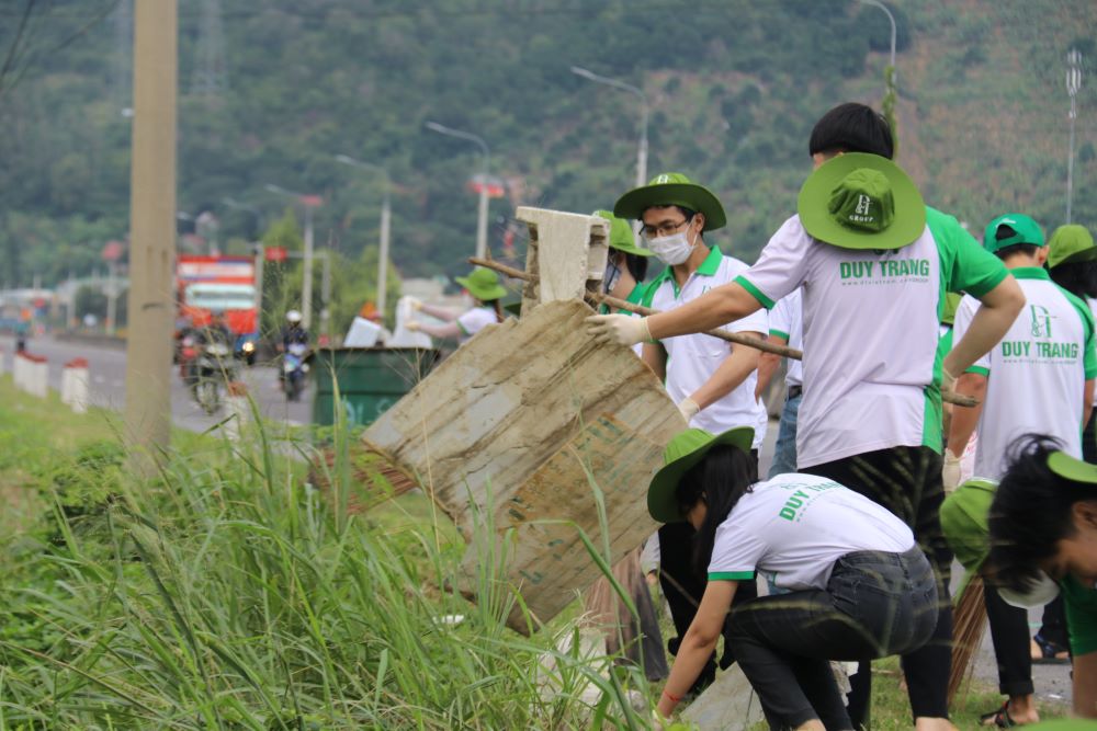 Công đoàn, Ban lãnh đạo Công ty Công ty CP Yến sào DTNEST Khánh Hòa ra quân dọn vệ sinh, trồng hoa tạo cảnh quan khu vực công cộng. Ảnh: Phương Linh