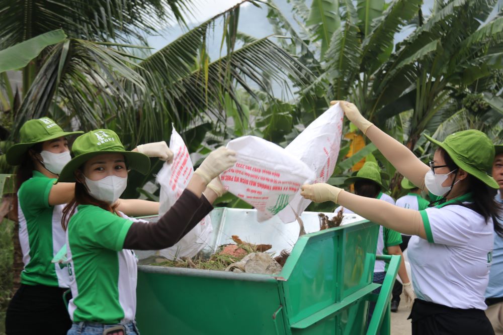 Bằng hành động của mình, mỗi đoàn viên, người lao động doanh nghiệp đang góp sức vì môi trường làm việc xanh, sạch và đẹp. Ảnh: Phương Linh