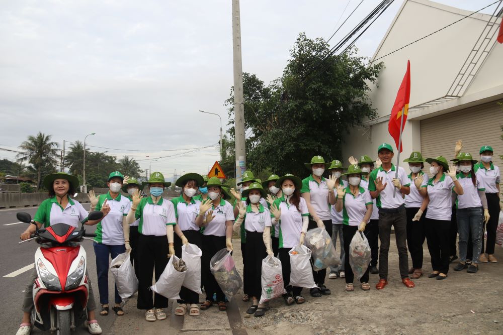 Doanh nghiệp tại Khánh Hòa phát động phong trào ngày chủ nhật xanh, bảo vệ môi trường làm việc. Ảnh: Phương Linh