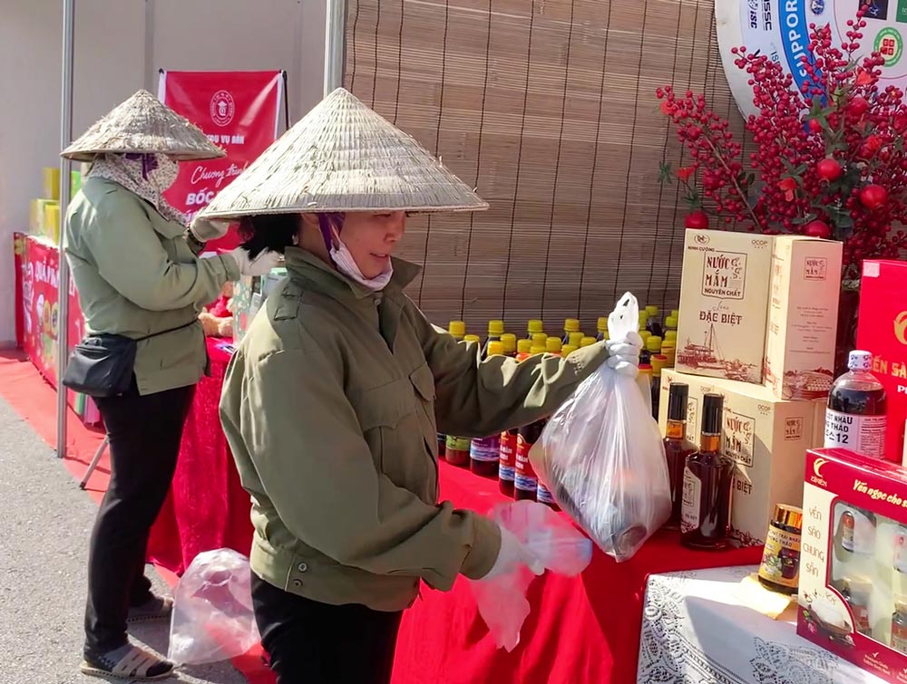 Giving away 2,500 free shopping vouchers to workers attending the “2025 Trade Union Tet Market”. Photo: Ha Vi