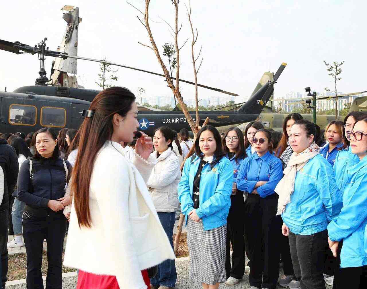 Dong Da District Labor Federation organized a tour of the Vietnam Military History Museum for officials and union members. Photo: Trade Union