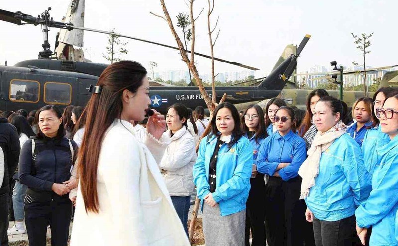 Dong Da District Labor Federation organized a tour of the Vietnam Military History Museum for officials and union members. Photo: Trade Union