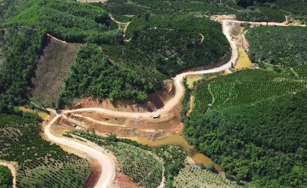 The shape of the road under construction in Dak Glong district. Photo: Lam Hong