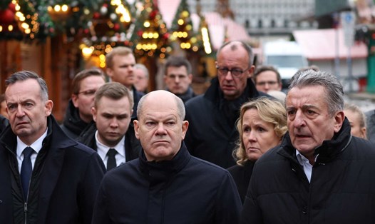 Thủ tướng Đức Olaf Scholz (ở giữa, hàng đầu tiên) đến thăm hiện trường vụ tấn công chợ Giáng sinh ở Magdeburg ngày 21.12. Ảnh: AFP
