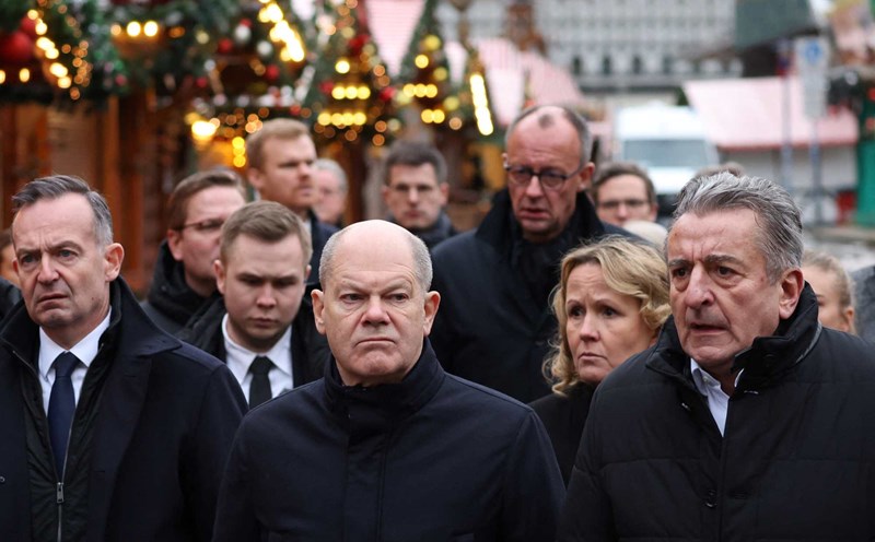 German Chancellor Olaf Scholz (center, front row) visits the scene of the Christmas market attack in Magdeburg on December 21. Photo: AFP