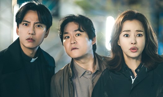 Phim “Linh mục nhiệt huyết 2” bị chê vì nhồi nhét nhiều tình huống hài hước không cần thiết. Ảnh: Nhà sản xuất
