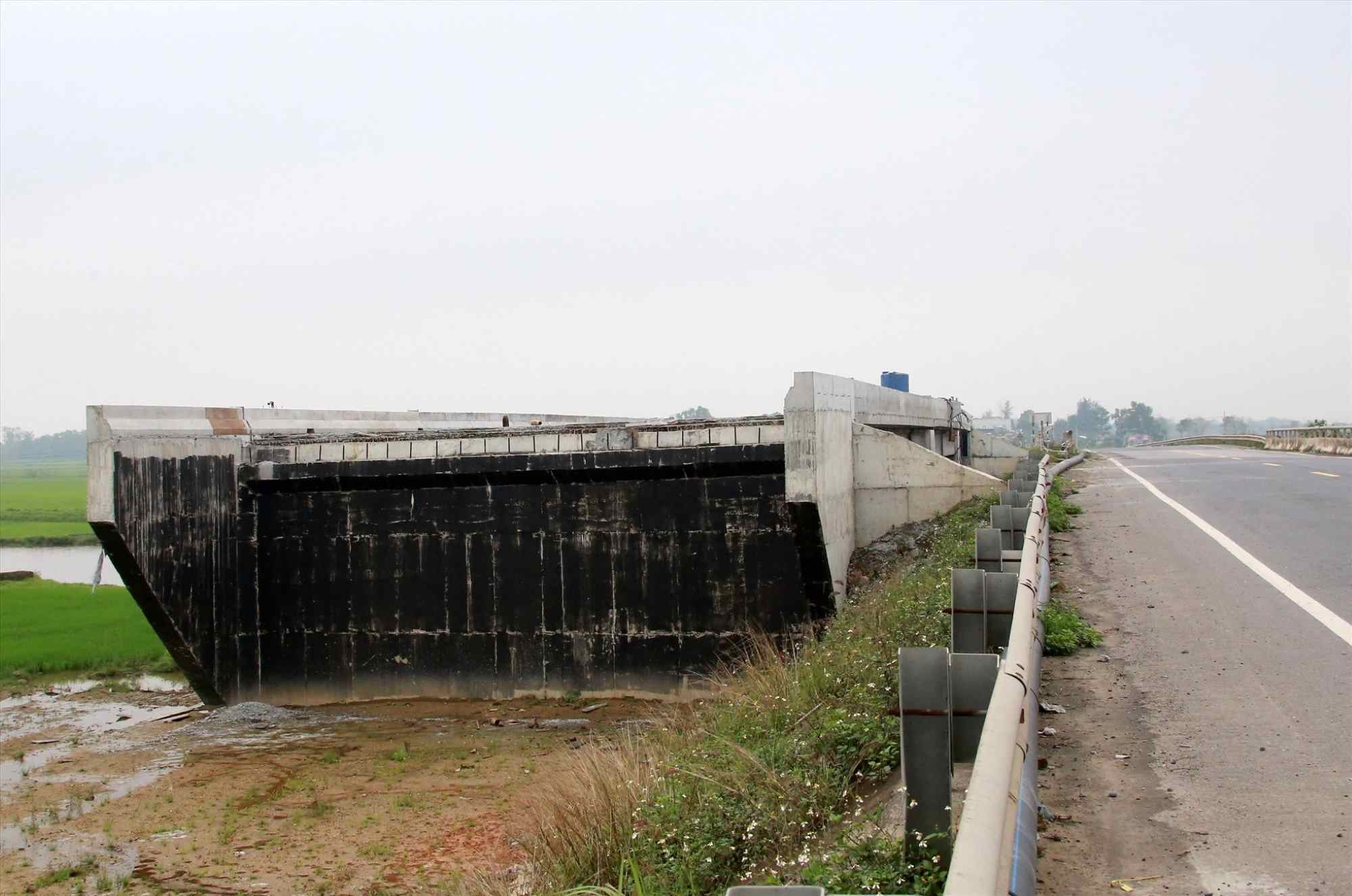 The projects that were under construction were stopped, causing waste. Photo: Hung Tho