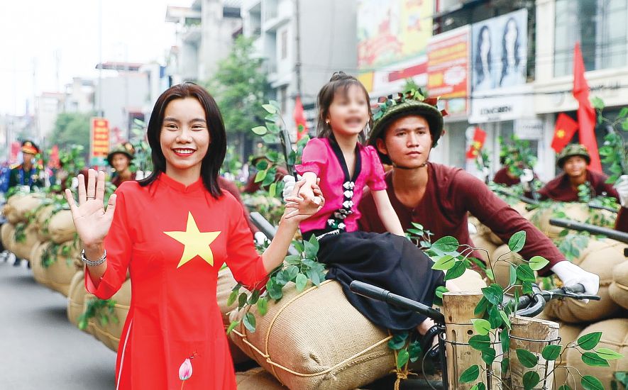 People join the parade and march in the 70th Anniversary of Dien Bien Phu Victory. Photo: Van Thanh Chuong