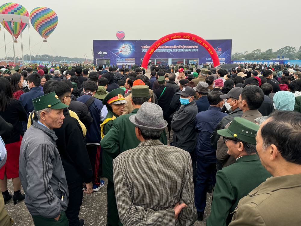 Dong kin nguoi dan toi tham quan Trien lam Quoc phong quoc te Viet Nam 2024. Anh: Hai Nguyen