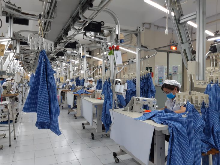 Technological development requires workers to improve their skills to meet production requirements. Photo: Nam Duong