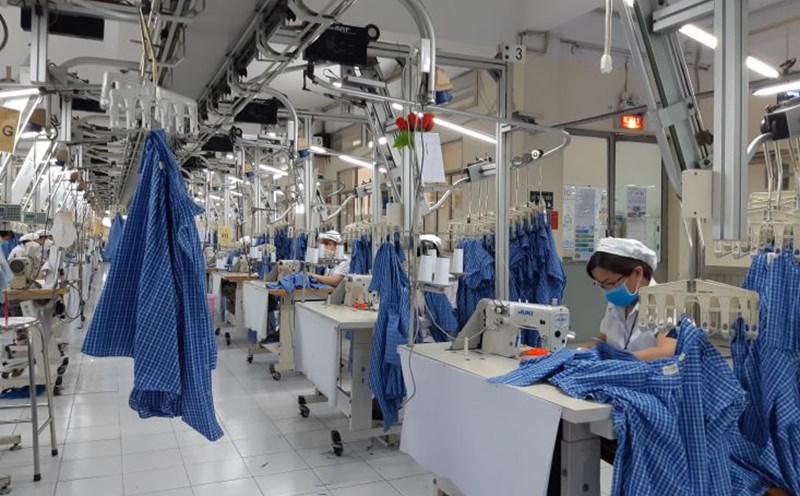 Technological development requires workers to improve their skills to meet production requirements. Photo: Nam Duong