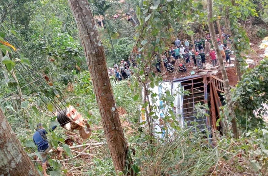The scene of a truck carrying about 18 tons of fertilizer overturned into a stream, killing one person. Photo: Provided by local residents