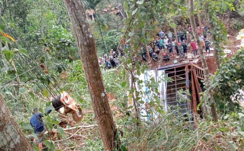 The scene of a truck carrying about 18 tons of fertilizer overturned into a stream, killing one person. Photo: Provided by local residents