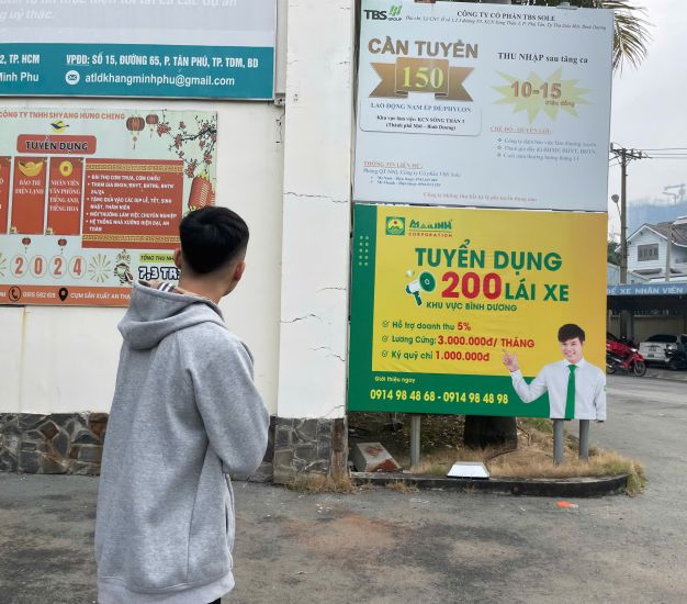 Workers looking for jobs at the end of the year. Photo: Dinh Trong