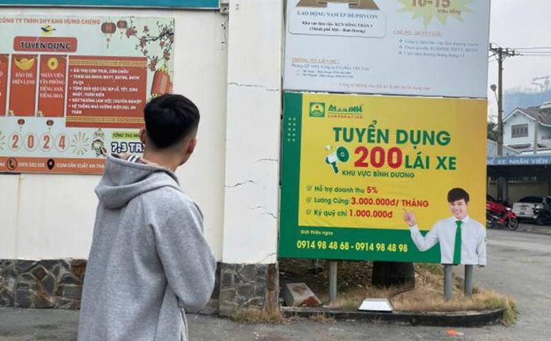 Workers looking for jobs at the end of the year. Photo: Dinh Trong