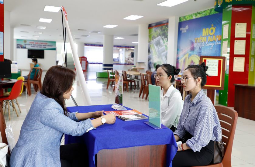 Workers listen to job counseling at the Can Tho City Employment Service Center. Photo: My Ly