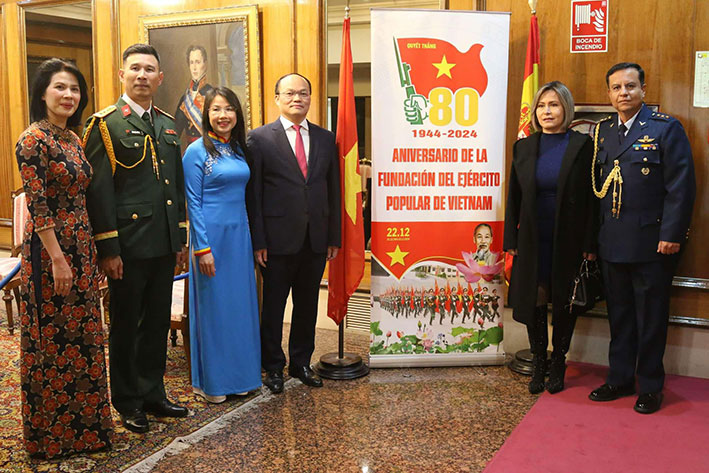 Delegates attend the ceremony to celebrate the founding day of the Vietnam People's Army in Spain. Photo: V.H