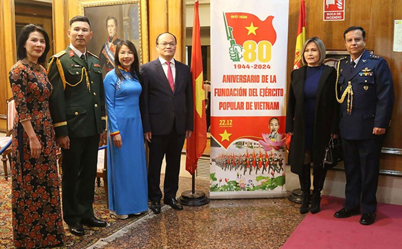 Delegates attend the ceremony to celebrate the founding day of the Vietnam People's Army in Spain. Photo: V.H