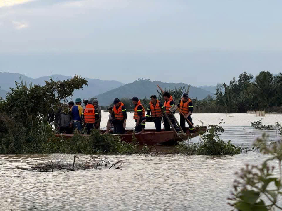 Authorities exhumed the bodies of Ms. N.T.P and her child from the Krong Ana River (Dak Lak Province). Photo: Bao Trung
