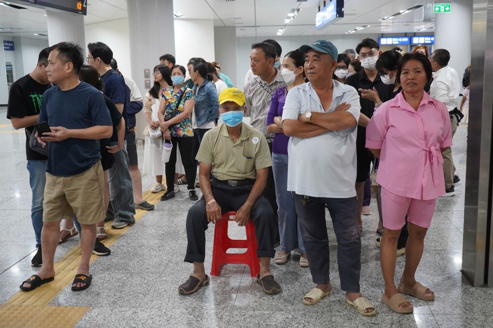 Nguoi trung nien, lon tuoi van co gang ngoi doi 30-1 tieng dong ho de trai nghiem Metro so 1. “Tau Metro van hanh tao nen mot dien mao moi cho TPHCM. Toi cam thay rat vui va hao huc khi duoc trai nghiem tren chuyen tau nay. Mong rang, sap toi se co them nhieu tuyen tau Metro khac duoc khai thac“, ong Nguyen Van Ba, 63 tuoi noi. 