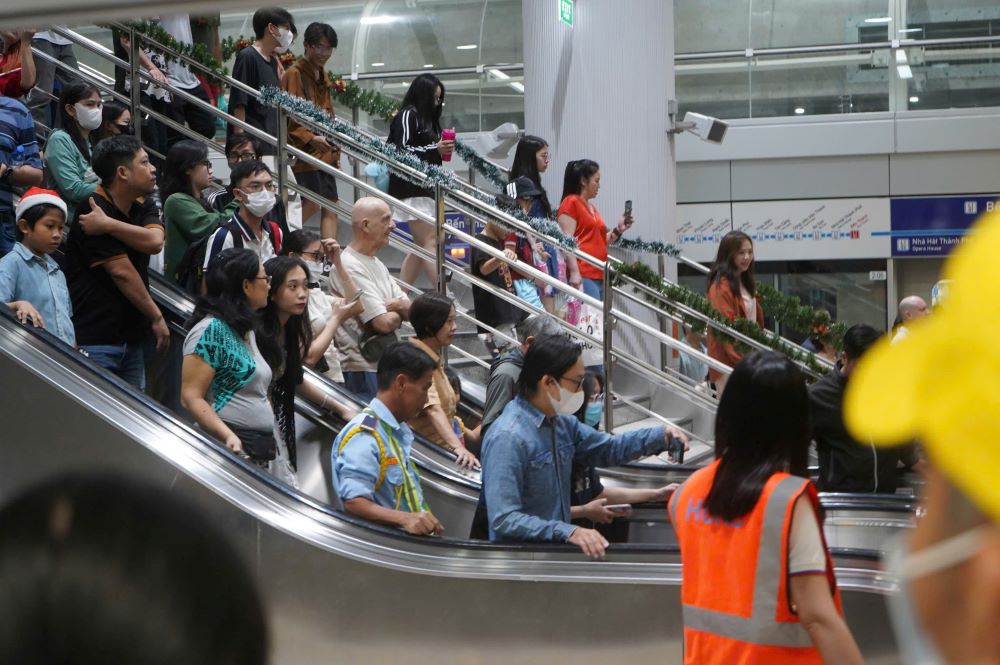 Tuyen metro so 1 bat dau tu ga Ben Thanh (Quan 1) den depot Long Binh (TP Thu Duc), gom 3 ga ngam la Ben Thanh, Nha hat Thanh pho, Ba Son va 11 ga tren cao.