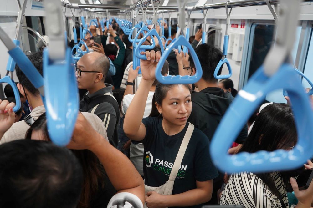 Chi Nguyen Xuan Dong (ngu Quan 12) cho biet tranh thu sap xep xong cong viec som de ve dua vo con di trai nghiem tau Metro. “Mac du dong va cho doi lau nhung toi nghi cung rat dang. Boi chung toi da mong cho den ngay nay duoc trai nghiem di Metro cung duoc hon 10 nam roi”, chi Dong noi. 