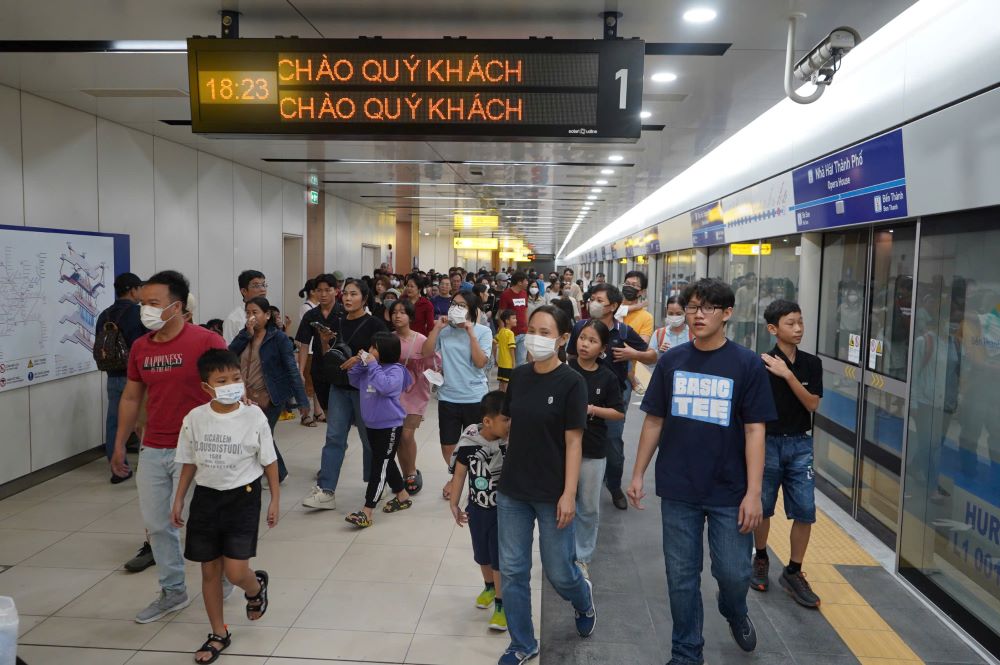 Tai ga Nha hat TPHCM luong khach dung doi de len tau trai nghiem cung rat dong. De giam tai, cac nhan vien van hanh cung tinh nguyen vien duoc huy dong toi da tai cua ra vao va cac vi tri quan trong de huong dan nguoi dan. 